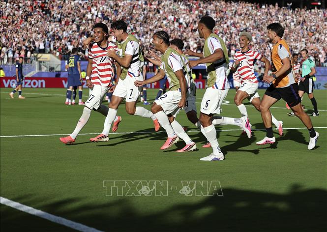 Malik Tillman (trái) của Mỹ ăn mừng cùng đồng đội sau khi ghi bàn thắng ấn định chiến thắng 2-0 trước Bosnia & Herzegovina. Ảnh: THX/TTXVN phát