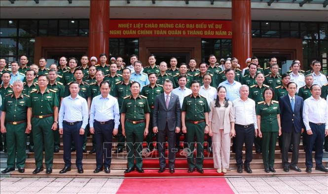 Thủ tướng Lê Minh Hưng với các đại biểu.  Ảnh: Trọng Đức - TTXVN