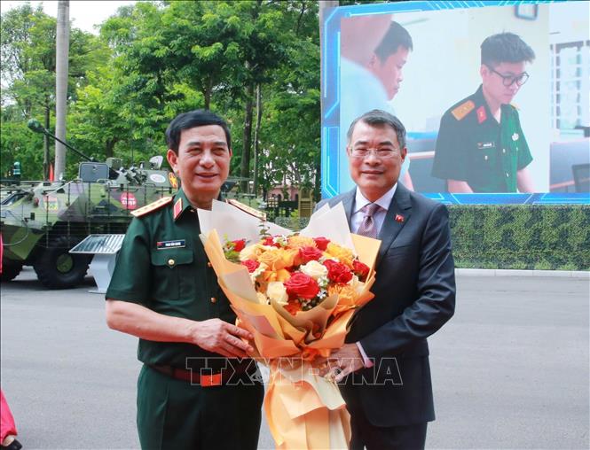 Đại tướng Phan Văn Giang, Phó Thủ tướng, Bộ trưởng Bộ Quốc phòng đón Thủ tướng Lê Minh Hưng dự hội nghị.  Ảnh: Trọng Đức - TTXVN