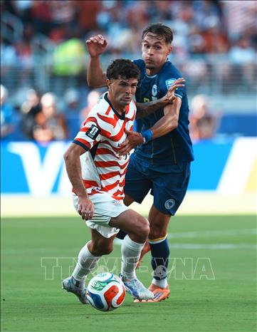 Christian Pulisic (trái) của Mỹ khống chế bóng trước sự kềm cặp của cầu thủ Bosnia & Herzegovina. Ảnh: THX/TTXVN phát