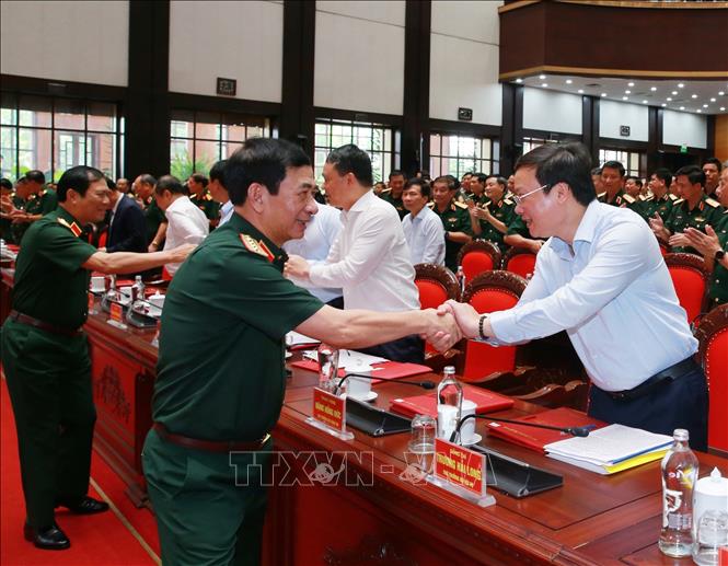 Đại tướng Phan Văn Giang, Phó Thủ tướng, Bộ trưởng Bộ Quốc phòng với các đại biểu. Ảnh: Trọng Đức - TTXVN