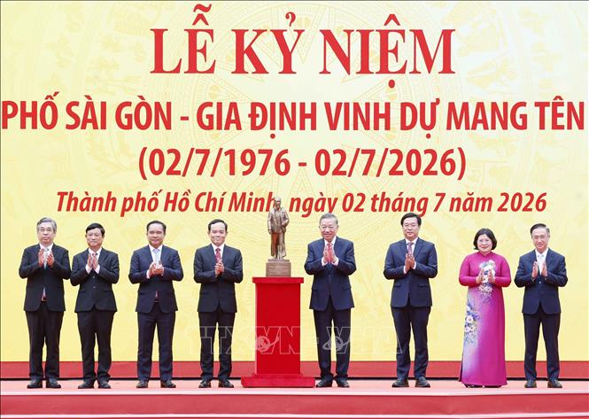 Tổng Bí thư, Chủ tịch nước Tô Lâm trao bức tượng Chủ tịch Hồ Chí Minh tặng Đảng bộ, chính quyền và nhân dân Thành phố Hồ Chí Minh. Ảnh: Thống Nhất – TTXVN