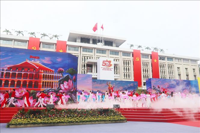 Tiếc mục văn nghệ chào mừng kỷ niệm 50 năm Ngày Sài Gòn – Gia Định chính thức vinh dự mang tên Chủ tịch Hồ Chí Minh tại Hội trường Thống Nhất (Thành phố Hồ Chí Minh). Ảnh: Thanh Vũ – TTXVN