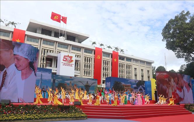 Tiếc mục văn nghệ tại Lễ kỷ niệm 50 năm Ngày Sài Gòn – Gia Định chính thức vinh dự mang tên Chủ tịch Hồ Chí Minh Minh. Ảnh: Thanh Vũ – TTXVN