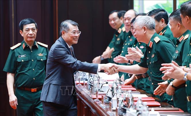 Thủ tướng Lê Minh Hưng với các đại biểu dự Hội nghị quân chính toàn quân 6 tháng đầu năm 2026. Ảnh: Dương Giang - TTXVN
