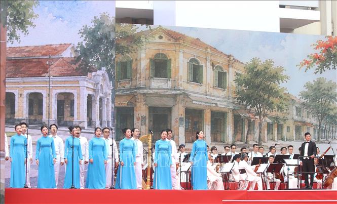 Tiếc mục văn nghệ tại Lễ kỷ niệm 50 năm Ngày Sài Gòn – Gia Định chính thức vinh dự mang tên Chủ tịch Hồ Chí Minh Minh. Ảnh: Thanh Vũ – TTXVN