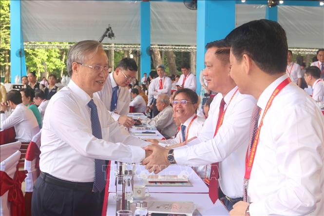 Các đồng chí lãnh đạo Đảng, Nhà nước tham dự Lễ kỷ niệm 50 năm Ngày Sài Gòn – Gia Định chính thức vinh dự mang tên Chủ tịch Hồ Chí Minh. Ảnh: Thanh Vũ – TTXVN