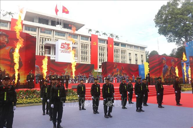 Tiếc mục biểu diễn của lực lượng Công an TP. Hồ Chí Minh tại Lễ kỷ niệm 50 năm Ngày Sài Gòn – Gia Định chính thức vinh dự mang tên Chủ tịch Hồ Chí Minh. Ảnh: Thanh Vũ – TTXVN