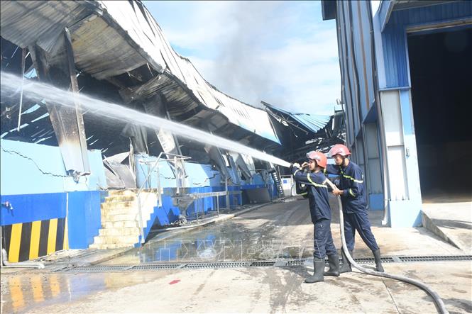 Lực lượng Phòng cháy chữa cháy và cứu nạn cứu hộ (Công an tỉnh Vĩnh Long) chữa cháy tại Công ty Gò Đàng. Ảnh: Huỳnh Phúc Hậu - TTXVN