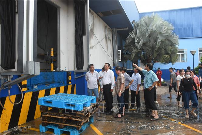 Lãnh đạo UBND tỉnh Vĩnh Long khảo sát hiện trường vụ cháy. Ảnh: Huỳnh Phúc Hậu - TTXVN
