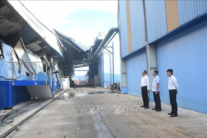 Phó Chủ tịch UBND tỉnh Vĩnh Long Nguyễn Quỳnh Thiện (ngoài cùng bên trái) khảo sát hiện trường vụ cháy. Ảnh: Huỳnh Phúc Hậu - TTXVN