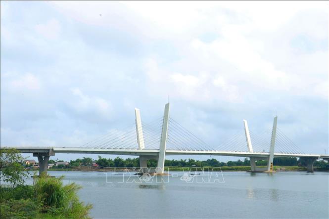 Cầu Thạch Hãn 1 thuộc Dự án đường ven biển kết nối Hành lang kinh tế Đông – Tây kết nối xã Triệu Bình và phường Nam Đông Hà. Ảnh: Tường Vi – TTXVN