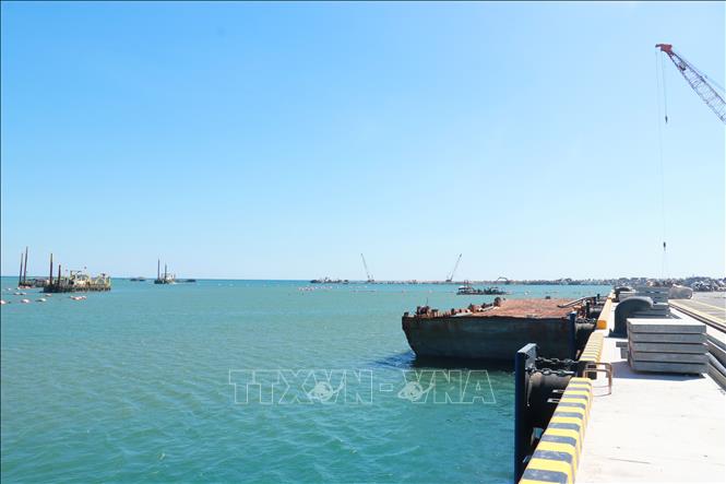Cảng Mỹ Thủy là động lực tăng trưởng mới, giúp tăng kết nối vùng, trung chuyển hàng hóa, qua đó tạo động lực cho phát triển kinh tế. Ảnh: Tường Vi – TTXVN