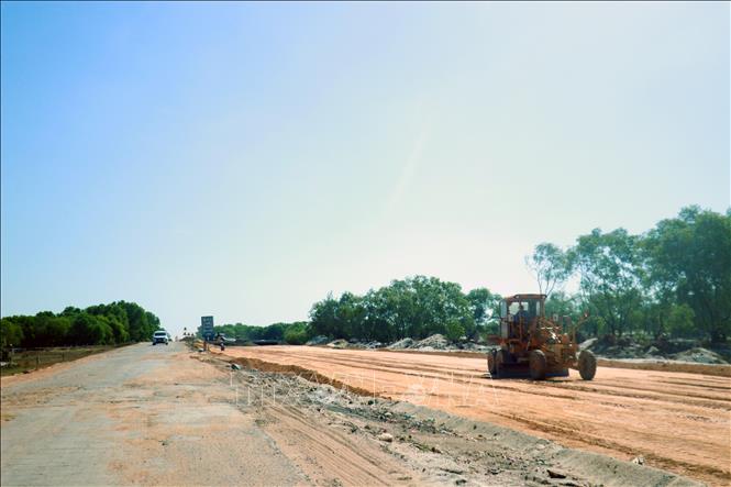 Dự án Quốc lộ 15D kết nối cảng Mỹ Thủy với cao tốc Cam Lộ - La Sơn có chiều dài hơn 21km với tổng mức đầu tư 1.940 tỷ đồng. Ảnh: Tường Vi – TTXVN