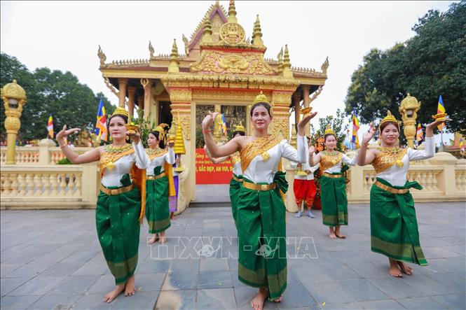 Các điệu múa truyền thống của đồng bào Khmer là một phần di sản văn hóa đặc sắc, được gìn giữ và trao truyền qua nhiều thế hệ, góp phần bảo tồn bản sắc dân tộc và làm phong phú kho tàng văn hóa Việt Nam. Ảnh: Khánh Hoà – TTXVN 