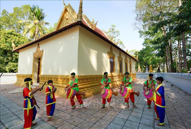 Nghệ thuật diễn tấu trống Chhay-dăm là điệu múa dân gian độc đáo của người Khmer, kết hợp giữa vũ đạo, âm thanh và kỹ năng nhào lộn như võ thuật. Điệu múa này đã được Bộ Văn hóa, Thể thao và Du lịch ghi danh vào danh mục Di sản văn hóa phi vật thể quốc gia cho cộng đồng người Khmer tại tỉnh Tây Ninh năm 2015, tỉnh An Giang năm 2025. Ảnh: Khánh Hoà – TTXVN 