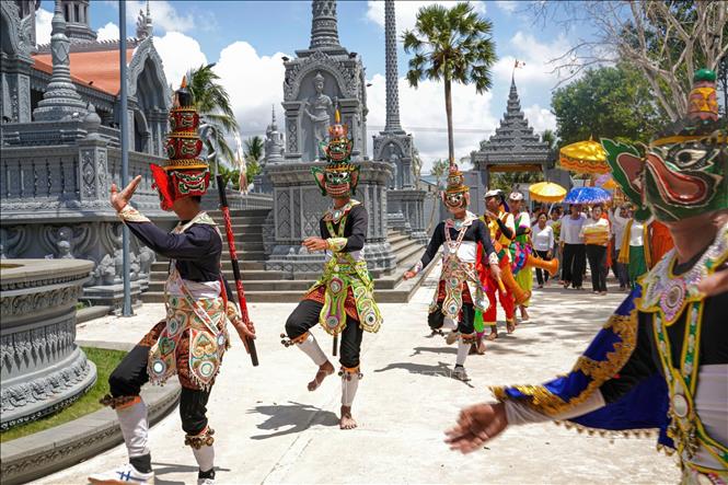 Múa chằn, còn gọi là Rôbăm Yeak Roăm, là một hình thức sân khấu hóa dựa trên sử thi Riêm Kê, là một loại hình vũ kịch dân gian độc đáo của đồng bào dân tộc Khmer tại Nam Bộ. Không chỉ là giải trí, múa Chằn còn mang ý nghĩa xua đuổi điều xấu, cầu mong bình an và may mắn cho phum, sóc, thường được tổ chức tại các ngôi chùa Khmer vào các dịp lễ lớn. Ảnh: Khánh Hoà – TTXVN 