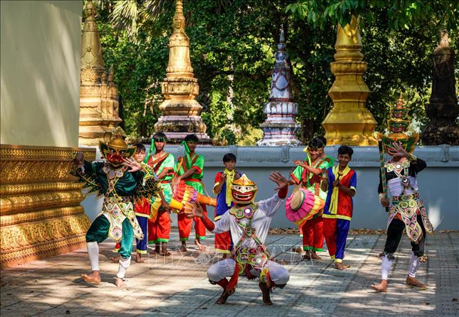 Đội vũ kịch dân gian người Khmer xã Ô Lâm (An Giang) biểu diễn nghệ thuật truyền thống múa chằn và Múa trống Chhay-dăm. Ảnh: Khánh Hoà – TTXVN