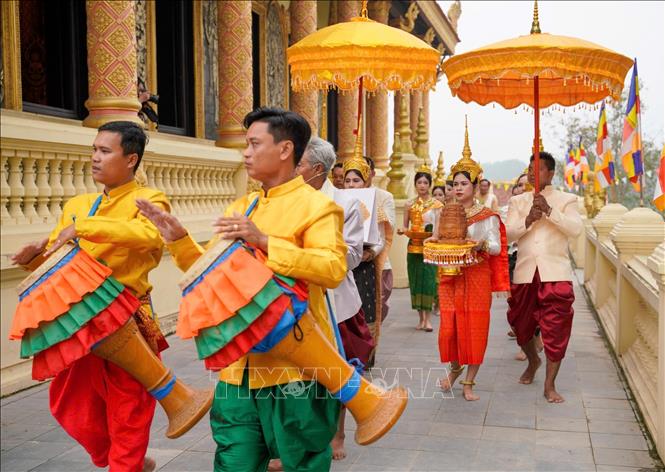 Múa trống Chhay-dăm là một điệu múa dân gian độc đáo của đồng bào dân tộc Khmer, thể hiện sự mạnh mẽ, vui tươi, và gắn bó mật thiết với đời sống tâm linh, văn hóa phum sóc. Đây là loại hình nghệ thuật trình diễn dân gian đặc sắc, kết hợp hài hòa giữa vũ đạo nhịp nhàng và kỹ thuật đánh trống điêu luyện. Ảnh: Khánh Hoà – TTXVN 