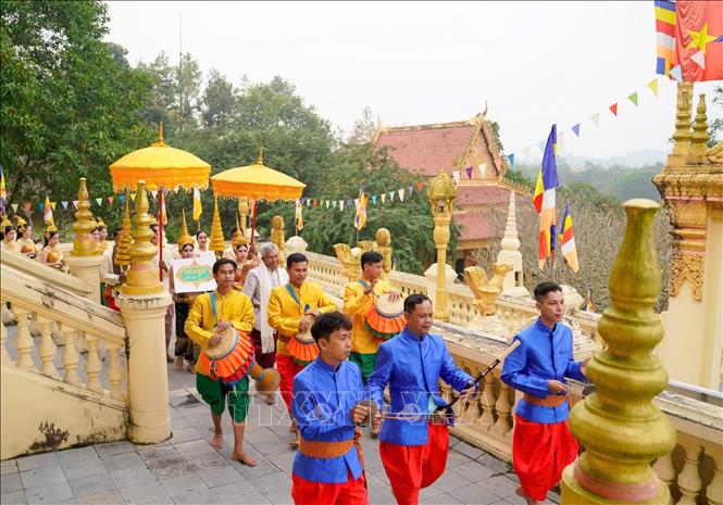 Các điệu múa truyền thống của đồng bào Khmer là một phần di sản văn hóa đặc sắc, được gìn giữ và trao truyền qua nhiều thế hệ, góp phần bảo tồn bản sắc dân tộc và làm phong phú kho tàng văn hóa Việt Nam. Ảnh: Khánh Hoà – TTXVN 