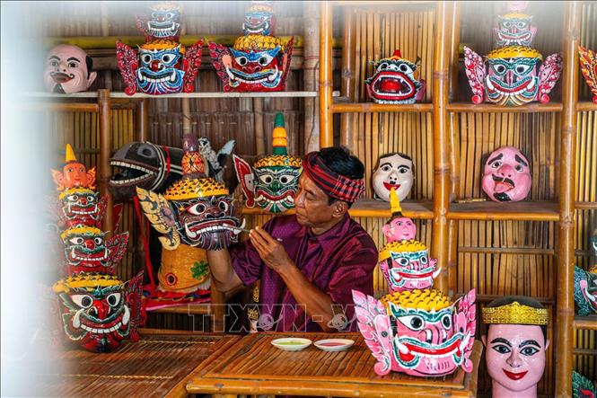 Nghệ thuật chế tác mặt nạ múa chằn là một nghề thủ công truyền thống độc đáo, phản ánh sâu sắc văn hóa, tín ngưỡng và nghệ thuật sân khấu cổ truyền của đồng bào Khmer Nam Bộ. Ảnh: Khánh Hoà – TTXVN 
