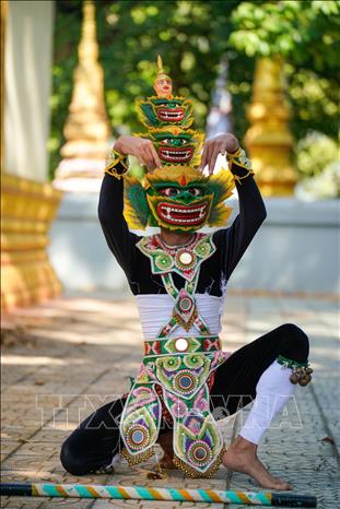 Múa Chằn (còn gọi là Rôbăm Yeak Roăm) là một vũ kịch dân gian độc đáo của người Khmer Nam Bộ, bắt nguồn từ sử thi Riêm Kê. Các nghệ sĩ hóa trang đeo mặt nạ, tái hiện cuộc đấu tranh giữa Thiện và Ác. Nghệ thuật này nằm trong danh mục Nghệ thuật sân khấu Rô Băm đã được công nhận là Di sản văn hóa phi vật thể quốc gia năm 2019. Ảnh: Khánh Hoà – TTXVN 