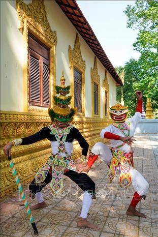 Múa Chằn (còn gọi là Rôbăm Yeak Roăm) là một vũ kịch dân gian độc đáo của người Khmer Nam Bộ, bắt nguồn từ sử thi Riêm Kê. Các nghệ sĩ hóa trang đeo mặt nạ, tái hiện cuộc đấu tranh giữa Thiện và Ác. Nghệ thuật này nằm trong danh mục Nghệ thuật sân khấu Rô Băm đã được công nhận là Di sản văn hóa phi vật thể quốc gia năm 2019. Ảnh: Khánh Hoà – TTXVN 