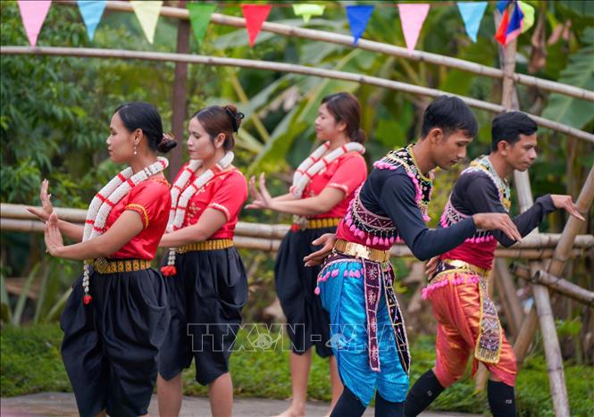 Các điệu múa truyền thống của đồng bào Khmer là một phần di sản văn hóa đặc sắc, được gìn giữ và trao truyền qua nhiều thế hệ, góp phần bảo tồn bản sắc dân tộc và làm phong phú kho tàng văn hóa Việt Nam. Ảnh: Khánh Hoà – TTXVN 