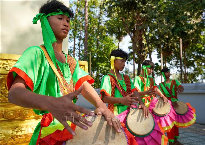 Nghệ thuật diễn tấu trống Chhay-dăm là điệu múa dân gian độc đáo của người Khmer, kết hợp giữa vũ đạo, âm thanh và kỹ năng nhào lộn như võ thuật. Điệu múa này đã được Bộ Văn hóa, Thể thao và Du lịch ghi danh vào danh mục Di sản văn hóa phi vật thể quốc gia cho cộng đồng người Khmer tại tỉnh Tây Ninh năm 2015, tỉnh An Giang năm 2025. Ảnh: Khánh Hoà – TTXVN 