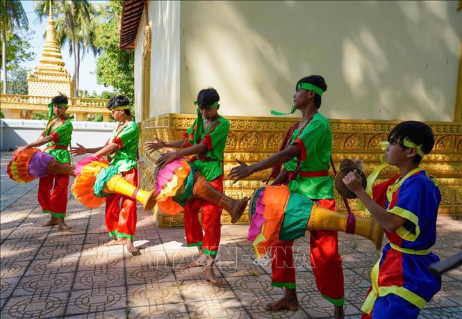 Nghệ thuật diễn tấu trống Chhay-dăm là điệu múa dân gian độc đáo của người Khmer, kết hợp giữa vũ đạo, âm thanh và kỹ năng nhào lộn như võ thuật. Điệu múa này đã được Bộ Văn hóa, Thể thao và Du lịch ghi danh vào danh mục Di sản văn hóa phi vật thể quốc gia cho cộng đồng người Khmer tại tỉnh Tây Ninh năm 2015, tỉnh An Giang năm 2025. Ảnh: Khánh Hoà – TTXVN 