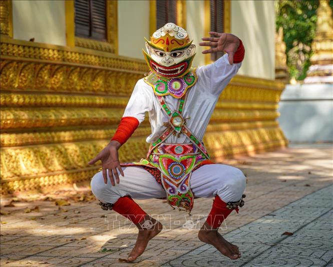 Múa chằn, còn gọi là Rôbăm Yeak Roăm, là một hình thức sân khấu hóa dựa trên sử thi Riêm Kê, là một loại hình vũ kịch dân gian độc đáo của đồng bào dân tộc Khmer tại Nam Bộ. Không chỉ là giải trí, múa Chằn còn mang ý nghĩa xua đuổi điều xấu, cầu mong bình an và may mắn. Ảnh: Khánh Hoà – TTXVN 