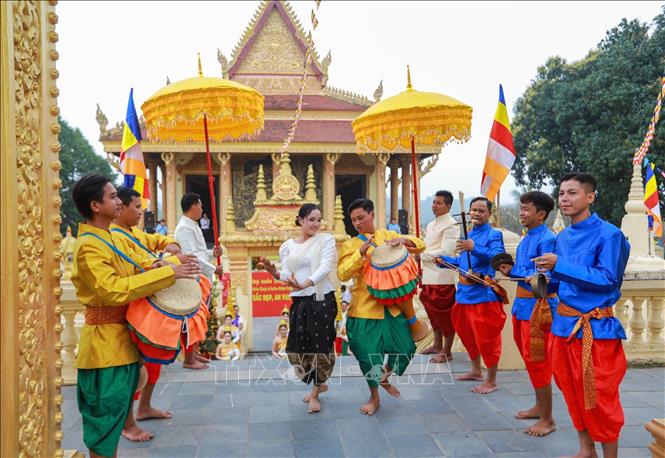 Các điệu múa truyền thống của đồng bào Khmer là một phần di sản văn hóa đặc sắc, được gìn giữ và trao truyền qua nhiều thế hệ, góp phần bảo tồn bản sắc dân tộc và làm phong phú kho tàng văn hóa Việt Nam. Ảnh: Khánh Hoà – TTXVN 
