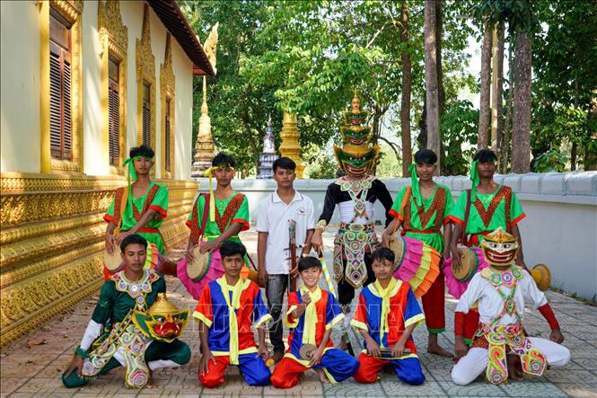 Các thành viên trẻ tuổi của đội vũ kịch dân gian người Khmer xã Ô Lâm (An Giang). Ảnh: Khánh Hoà – TTXVN