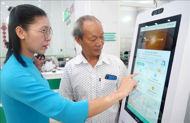 Hệ thống Kiosk Y tế thông minh tại Bệnh viện Đa khoa MEDIC Hải Tiến tạo điều kiện thuận lợi cho bệnh đến khám chữa bệnh. Ảnh: Việt Hoàng - TTXVN
