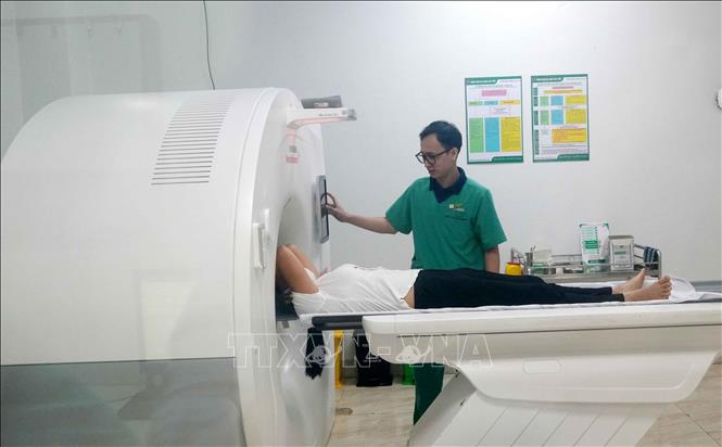 Máy móc hiện đại và công nghệ tại Bệnh viện Đa khoa MEDIC Hải Tiến trở thành “trợ lý” đắc lực, giúp nâng cao độ chính xác và giảm áp lực cho bác sĩ. Ảnh: Việt Hoàng - TTXVN
