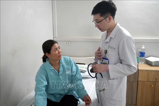 Tinh thần, thái độ phục vụ và chăm sóc người bệnh của các cơ sở tư nhân ngày càng được nâng cao, thu hút đông đảo người bệnh đến khám. Ảnh: Việt Hoàng - TTXVN