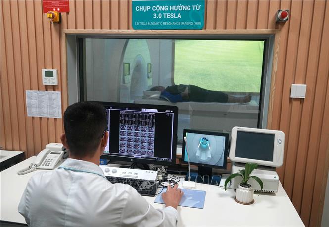 Hệ thống chụp cộng hưởng từ 3.0 Tesla uMR 780 tích hợp trí tuệ nhân tạo với nền tảng AI hỗ trợ tái tạo hình ảnh, nâng cao độ phân giải và rút ngắn thời gian chụp cho bệnh nhân. Ảnh: Việt Hoàng - TTXVN
