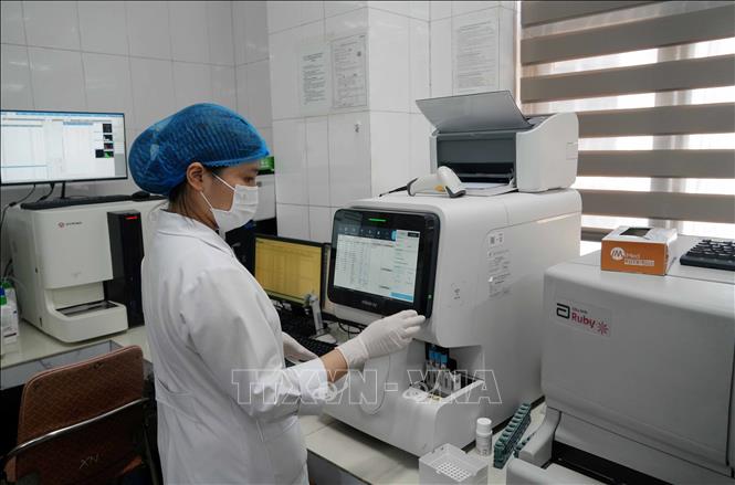 Máy móc hiện đại và công nghệ đã trở thành “trợ lý” đắc lực, giúp nâng cao độ chính xác và giảm áp lực cho bác sĩ. Ảnh: Việt Hoàng - TTXVN
