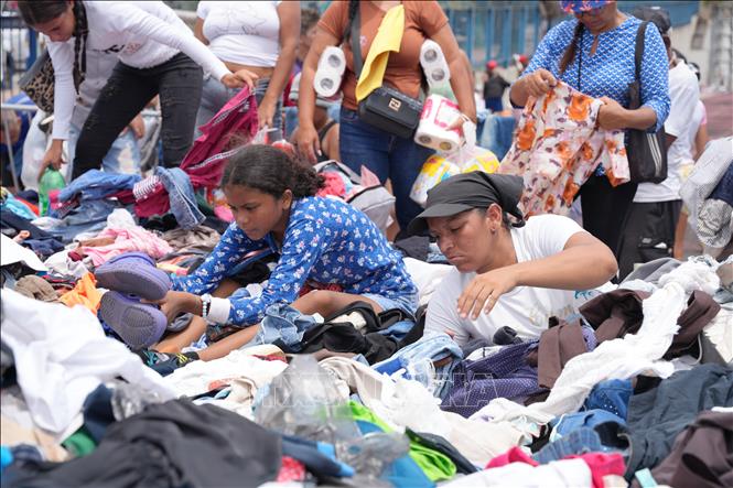 Người dân lựa chọn quần áo được ủng hộ tại La Guaira, Venezuela sau động đất. Ảnh: THX/TTXVN phát