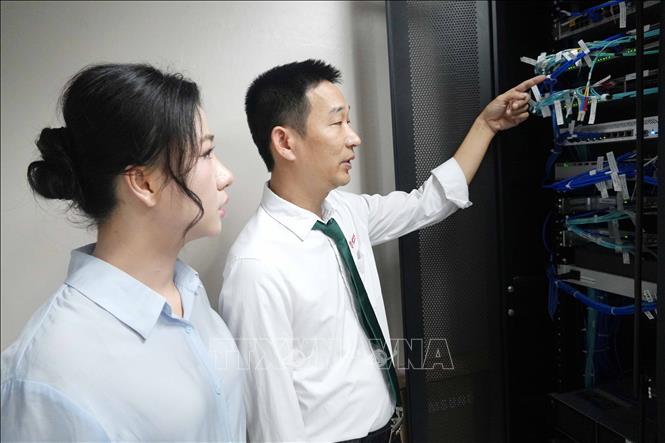 Phó Chủ tịch HĐQT Tổng Công ty Cổ phần Hợp Lực, Giám đốc điều hành Hệ thống y tế Hợp Lực Nguyễn Bảo Uyên (trái) kiểm tra phòng máy chủ - “bộ não
