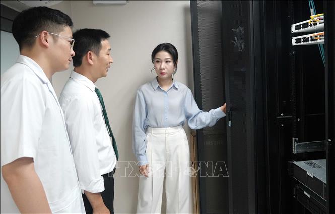 Phòng máy chủ của Bệnh viện Đa khoa Hợp Lực, nơi hạ tầng công nghệ thông tin được đầu tư hiện đại để phục vụ chuyển đổi số. Ảnh: Việt Hoàng - TTXVN
