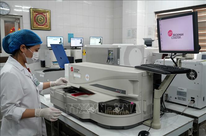 Hệ thống xét nghiệm miễn dịch tự động giúp xét nghiệm nhanh, kết quả xét nghiệm tuyệt đối chính xác tại Bệnh viện Đa khoa Hợp Lực. Ảnh: Việt Hoàng - TTXVN
