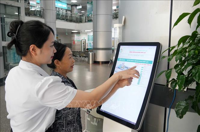 Hệ thống Kiosk Y tế thông minh tại Bệnh viện Đa khoa Hợp Lực tạo điều kiện thuận lợi cho bệnh đến khám chữa bệnh. Ảnh: Việt Hoàng - TTXVN
