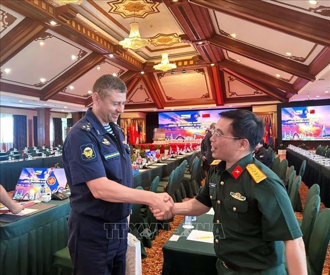 Trưởng đoàn Việt Nam, Đại tá Nguyễn Như Cảnh, trao đổi bên lề với đại biểu tham dự Hội nghị. Ảnh: TTXVN phát
