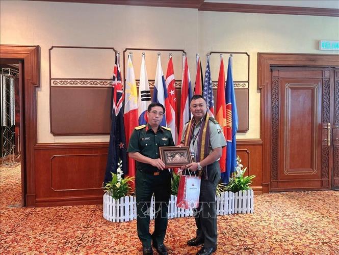Trưởng đoàn Việt Nam, Đại tá Nguyễn Như Cảnh tặng quà lưu niệm cho đại diện nước chủ nhà Brunei. Ảnh: TTXVN phát
