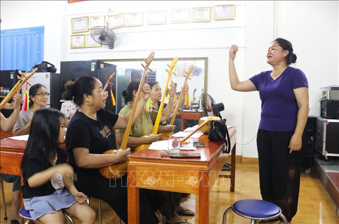 Lớp học hát Then, đàn Tính tại phường Tân Giang, tỉnh Cao Bằng. Ảnh: Chu Hiệu - TTXVN