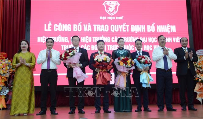 Lãnh đạo thành phố Huế tặng hoa chúc mừng Ban Giám đốc Đại học Huế. Ảnh: Văn Dũng -TTXVN
