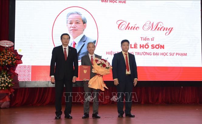 Trao quyết định bổ nhiệm T.S Lê Hồ Sơn làm Hiệu trưởng trường Đại học Sư phạm - Đại học Huế. Ảnh: Văn Dũng -TTXVN