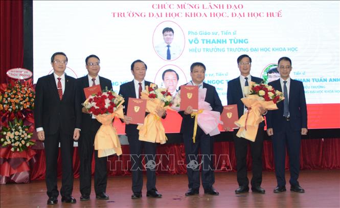 Trao các quyết định bổ nhiệm Hiệu trưởng, Phó Hiệu trưởng trường Đại học Khoa học - Đại học Huế. Ảnh: Văn Dũng -TTXVN