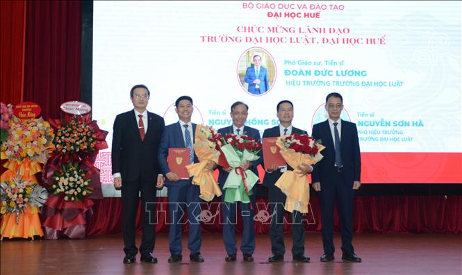 Trao các quyết định bổ nhiệm Hiệu trưởng, Phó Hiệu trưởng trường Đại học Luật - Đại học Huế. Ảnh: Văn Dũng -TTXVN